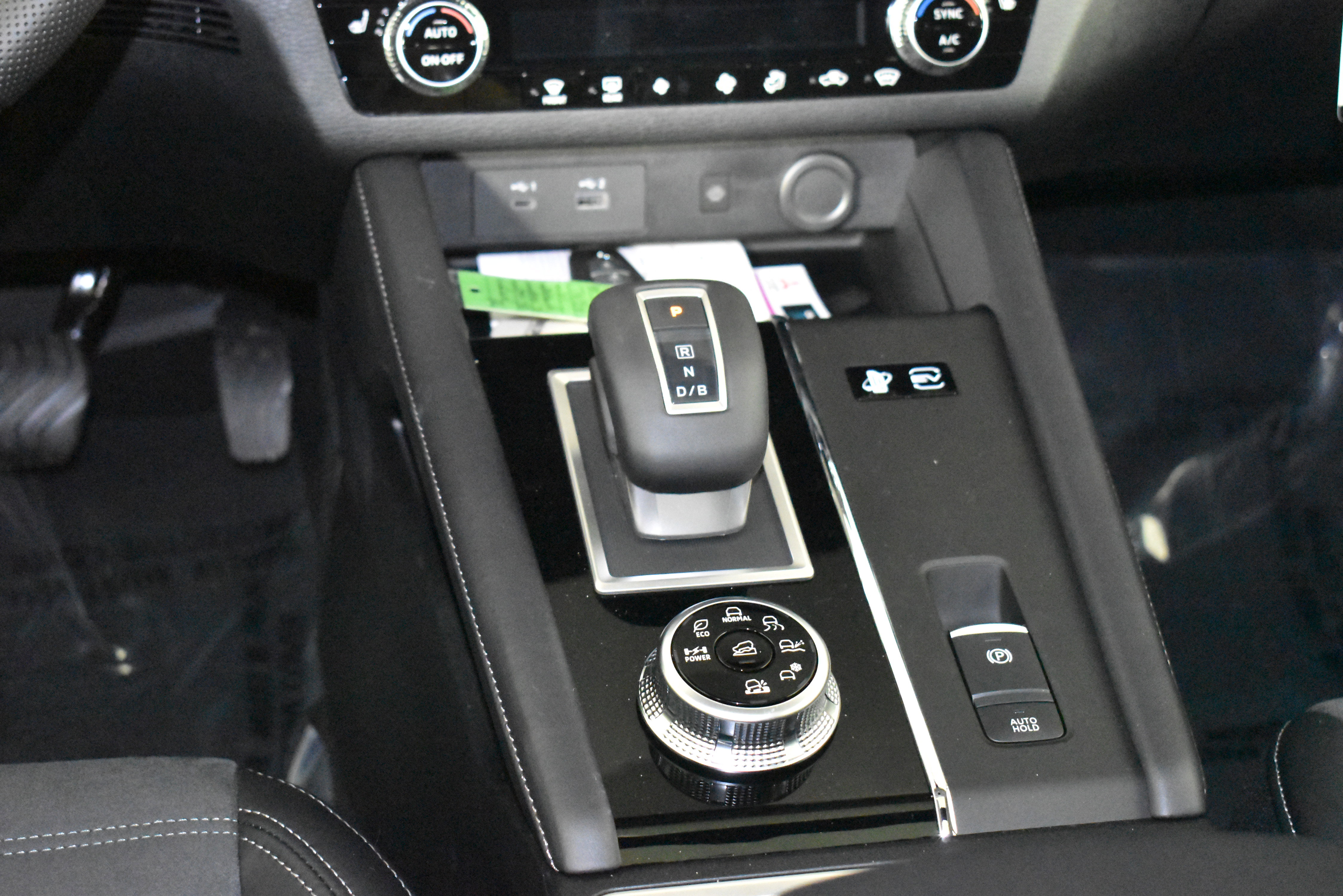 Used 2025 Mitsubishi Outlander SE image 13