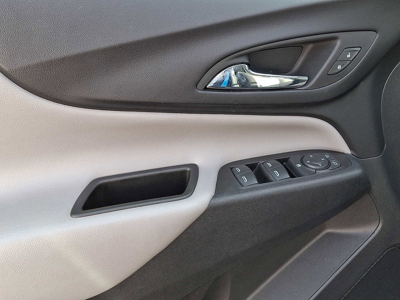 Used 2022 Chevrolet Equinox LS w/ LPO, Floor Liner Package image 12