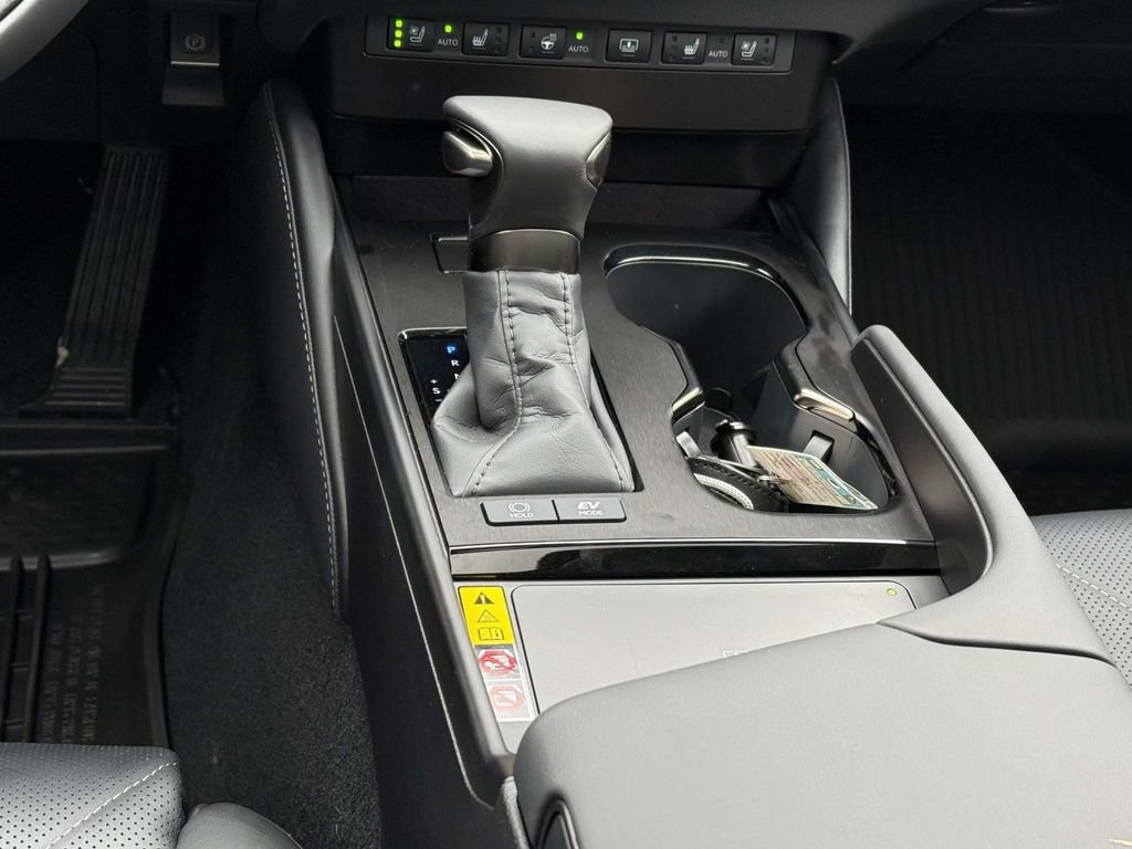 Used 2025 Lexus ES 300h w/ Luxury Package image 20