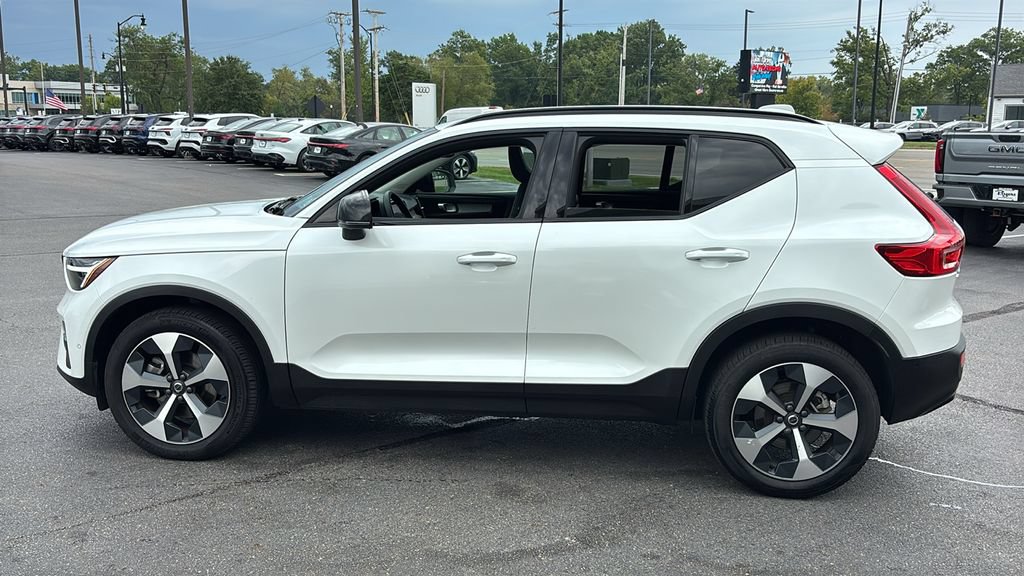 Used 2026 Volvo XC40 B5 Plus AWD/4WD image 2