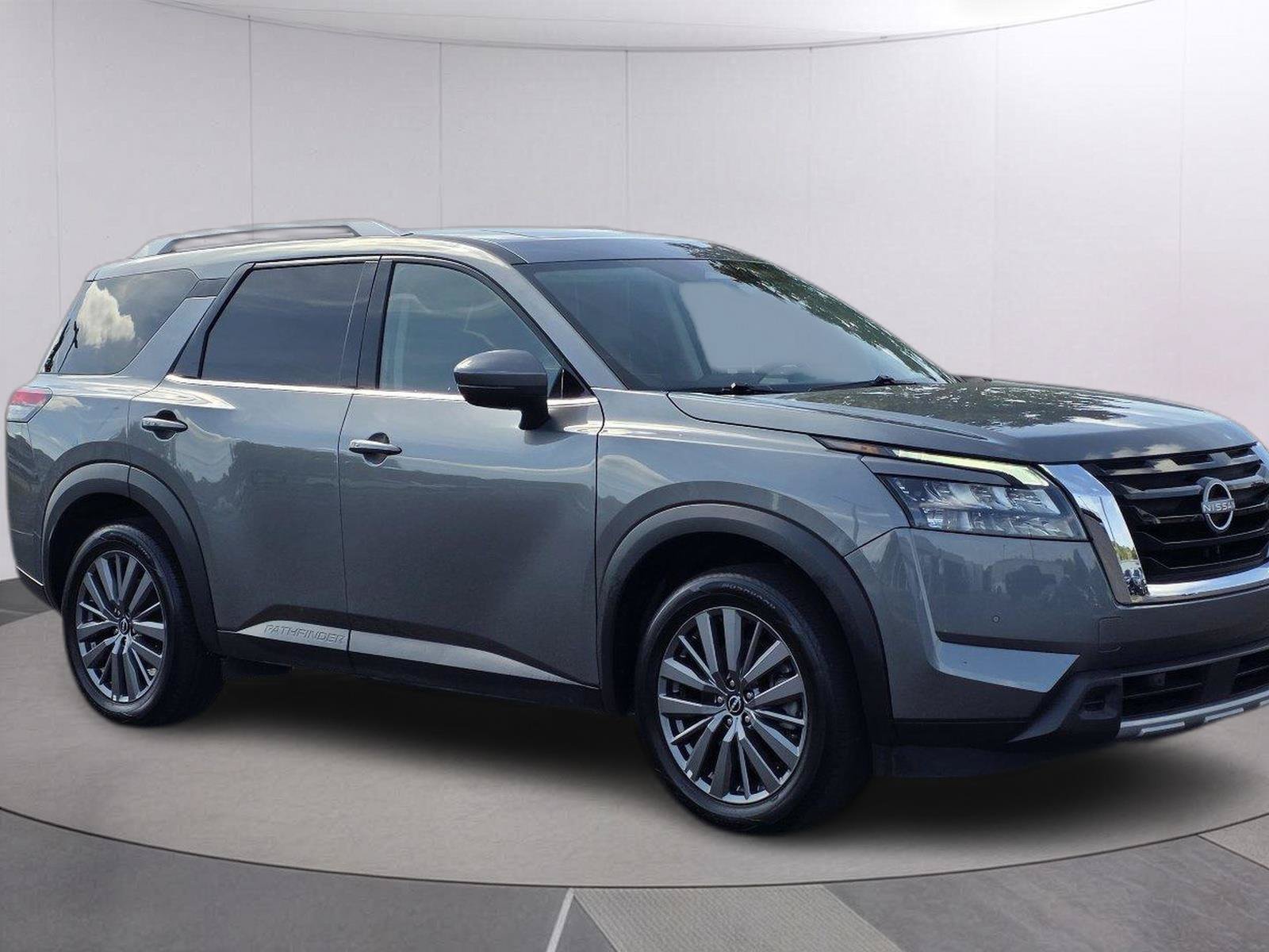 Used 2025 Nissan Pathfinder SL w/ SL Premium Package FWD image 3