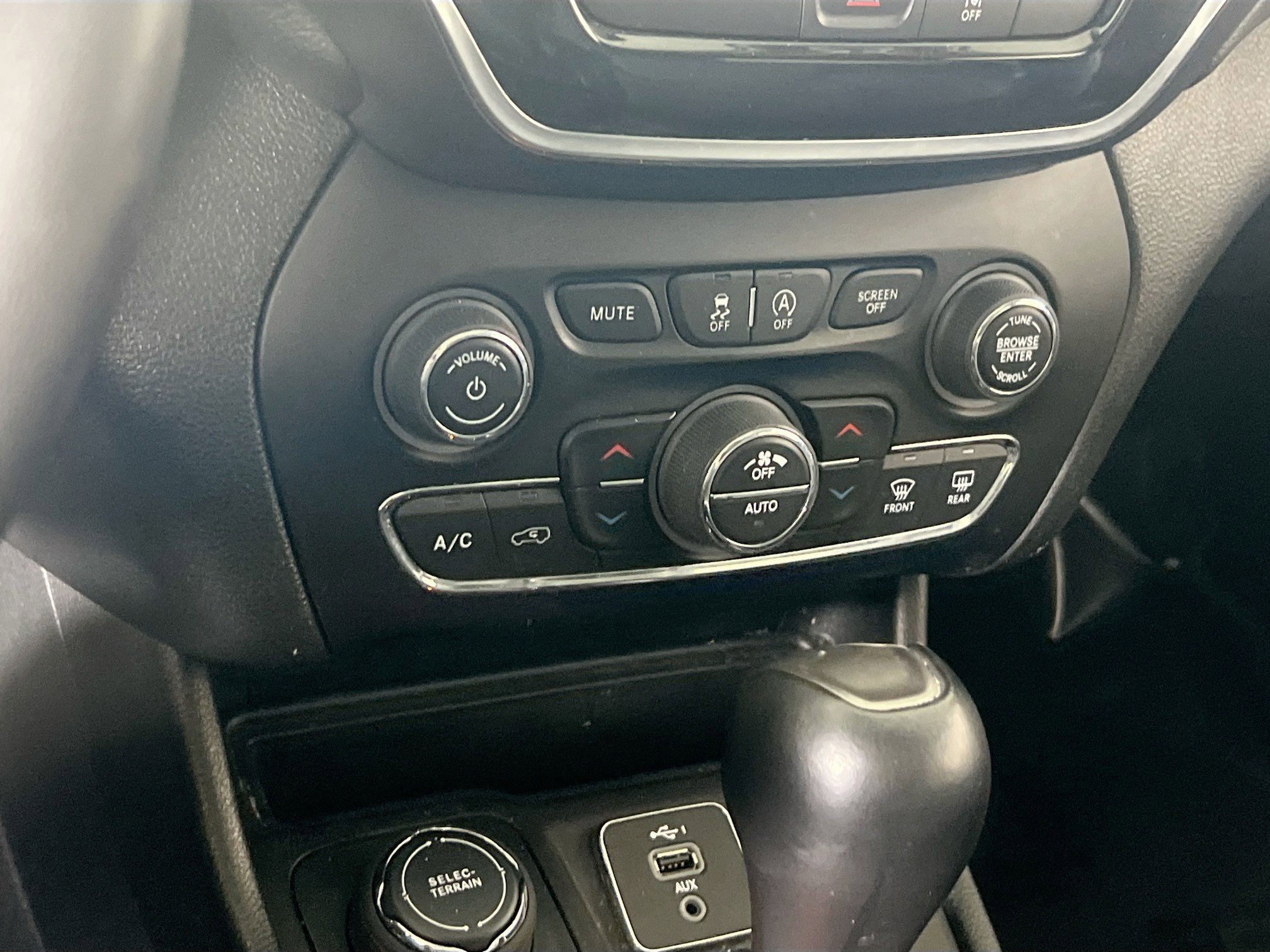 Used 2022 Jeep Cherokee Limited w/ Mopar Interior Package image 15