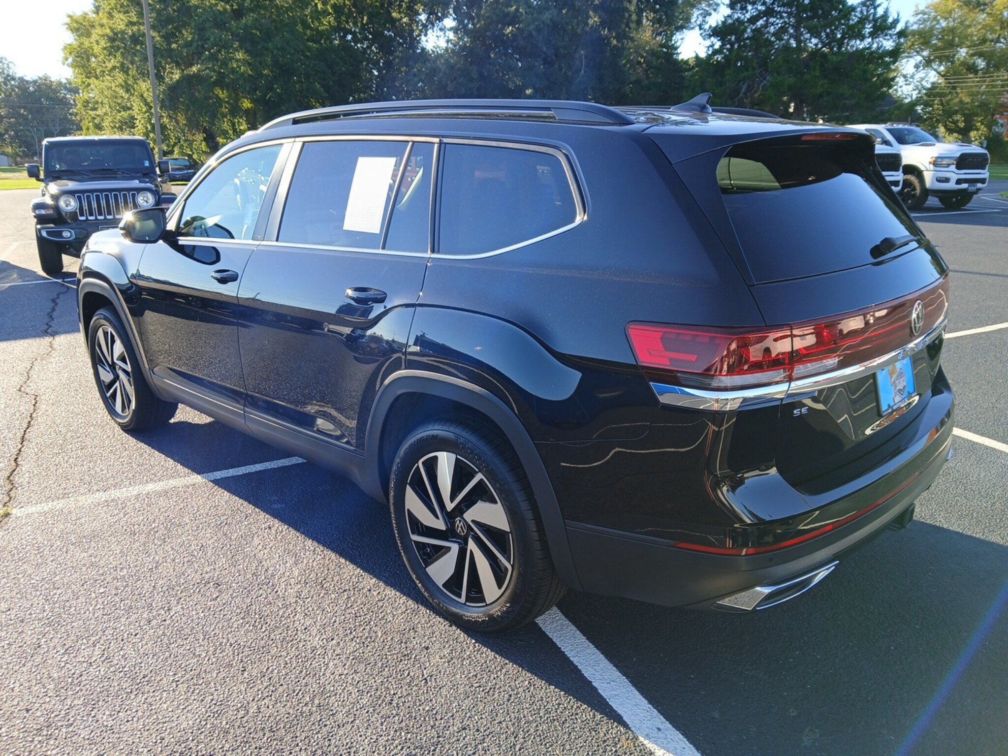 Used 2025 Volkswagen Atlas SE FWD image 11
