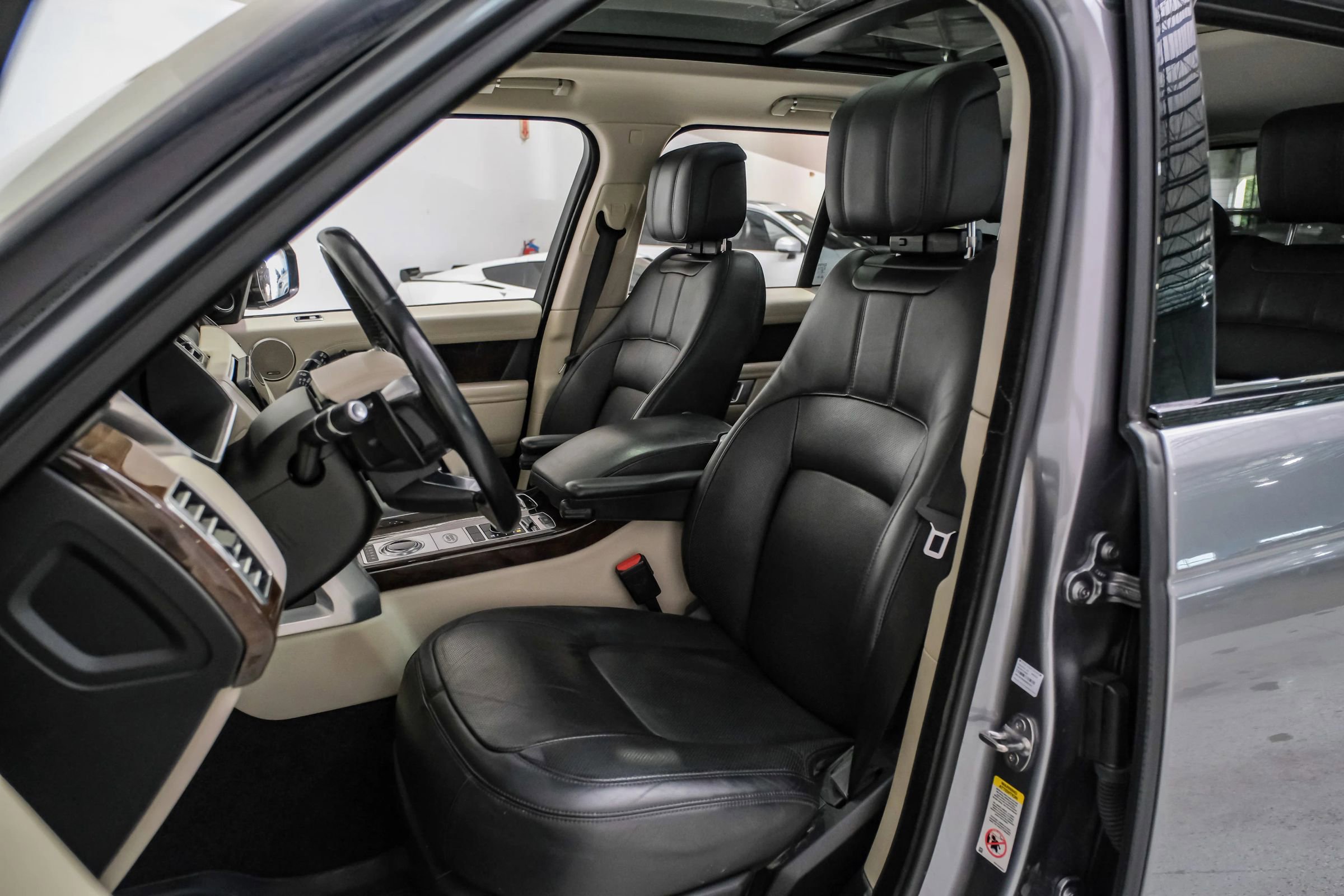Used 2020 Land Rover Range Rover HSE image 31