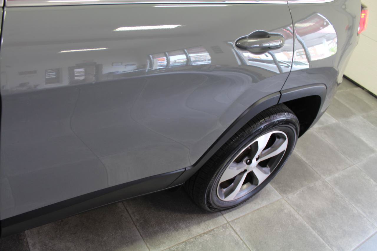 Used 2021 Jeep Cherokee Limited w/ Elite Package AWD/4WD image 38