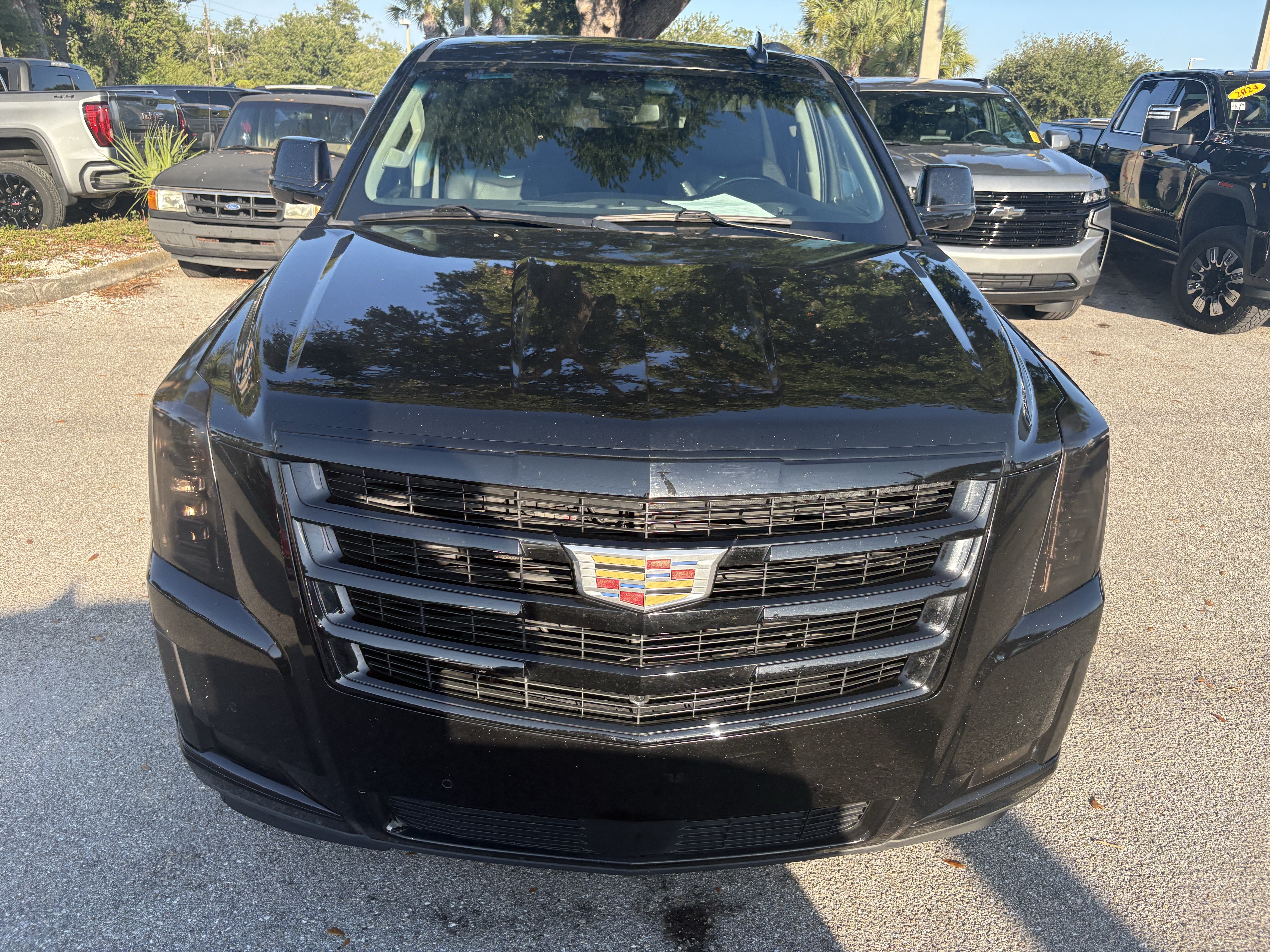 Used 2019 Cadillac Escalade ESV Premium Luxury AWD/4WD image 2