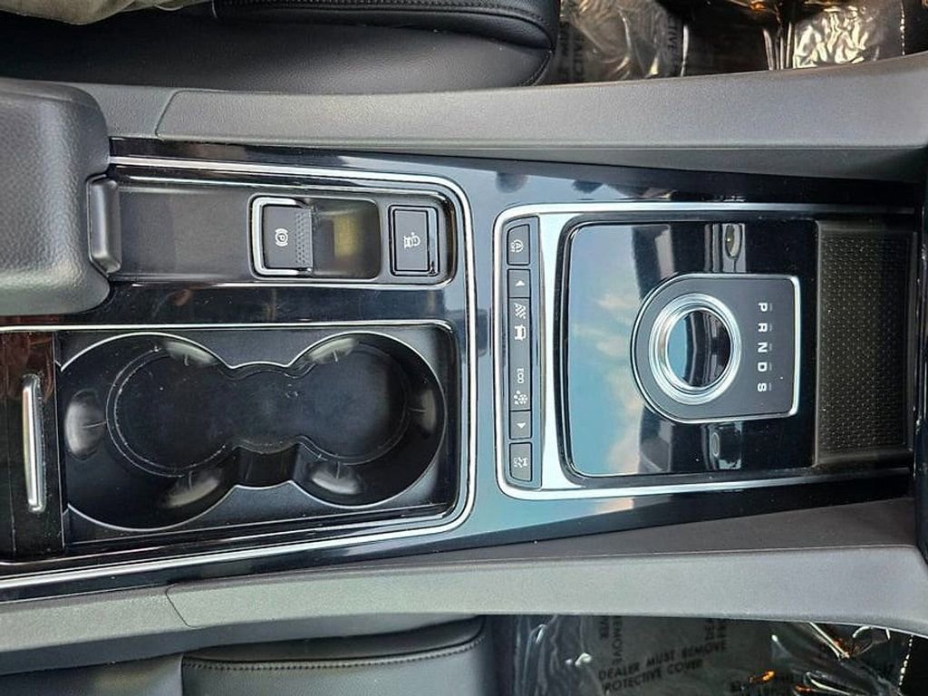 Used 2020 Jaguar F-PACE Premium image 27