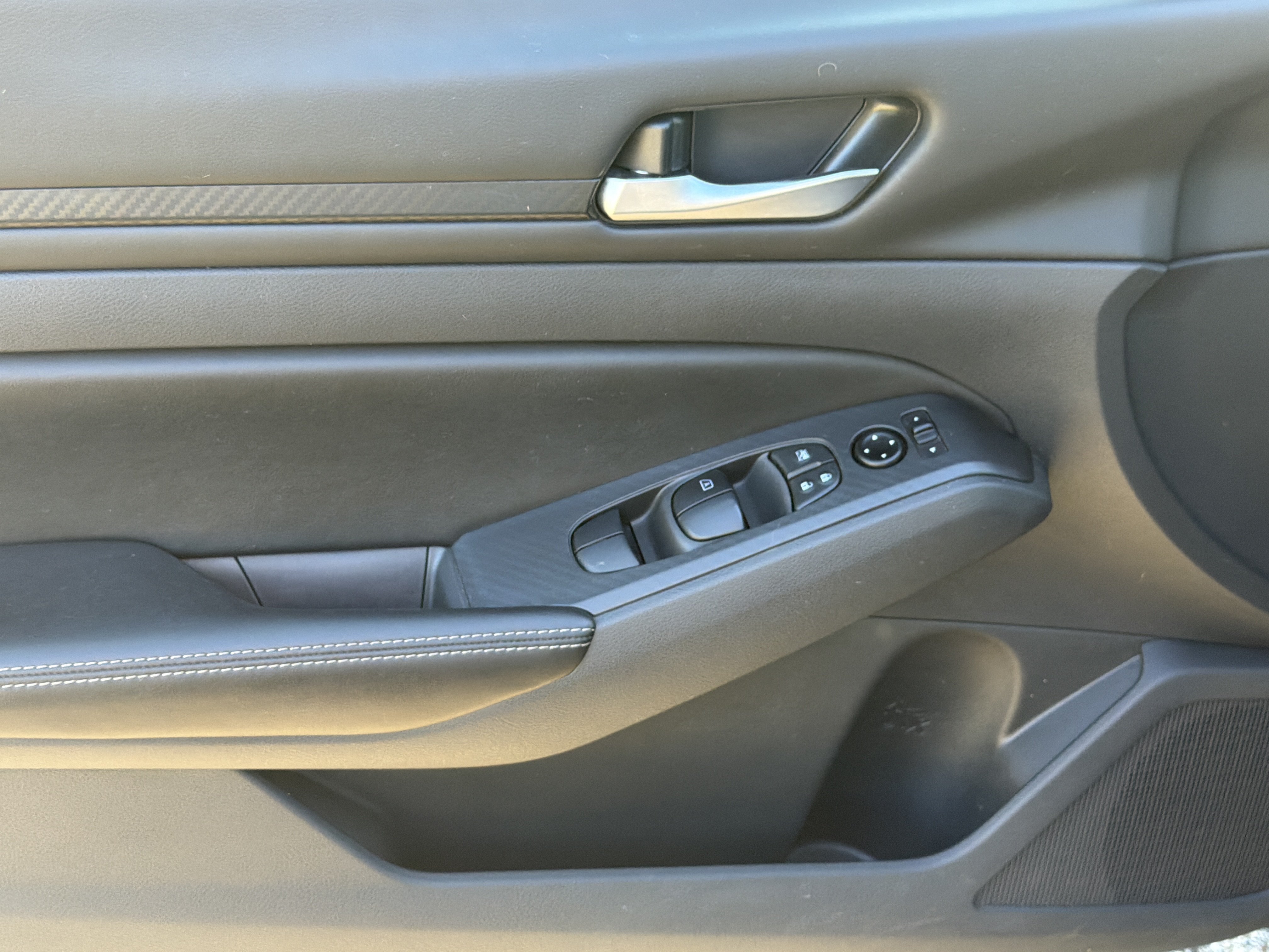 Used 2024 Nissan Altima 2.5 SV FWD image 25