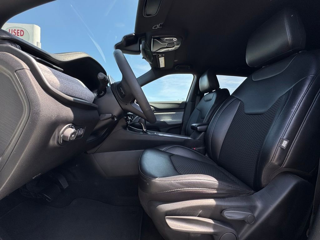 Used 2024 Jeep Compass Latitude AWD/4WD image 17