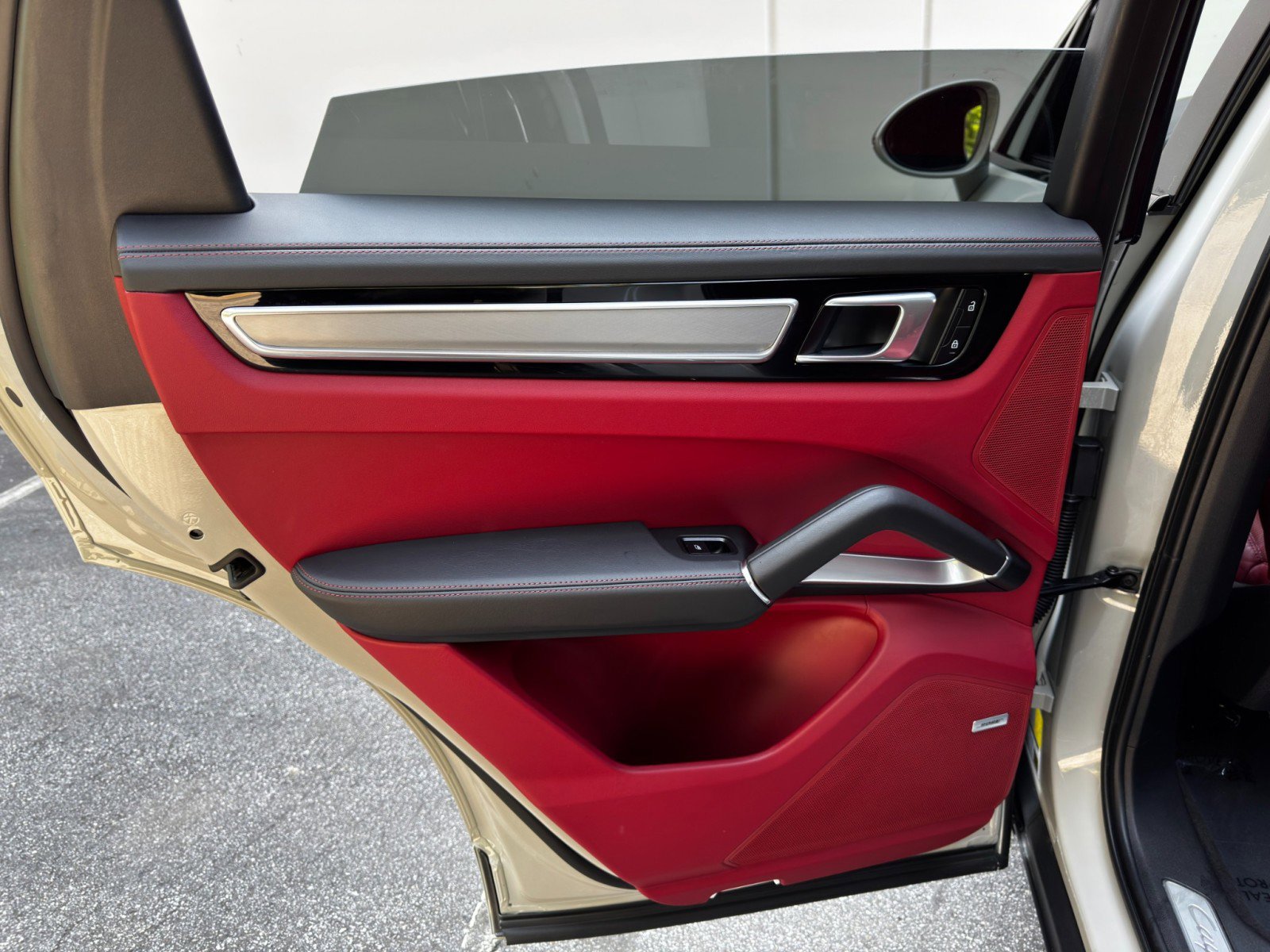 Used 2022 Porsche Cayenne Turbo S w/ Assistance Package image 48