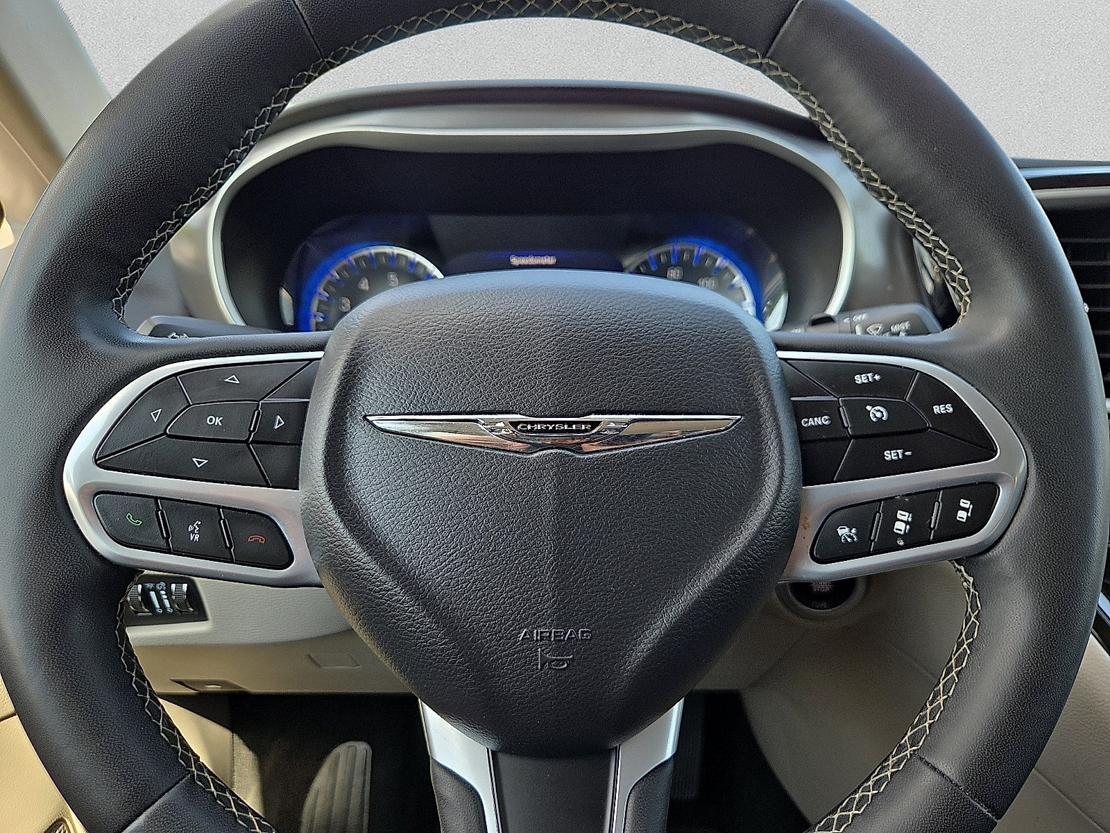 Used 2024 Chrysler Pacifica Touring-L FWD image 24