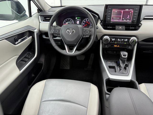 Used 2022 Toyota RAV4 XLE Premium image 31
