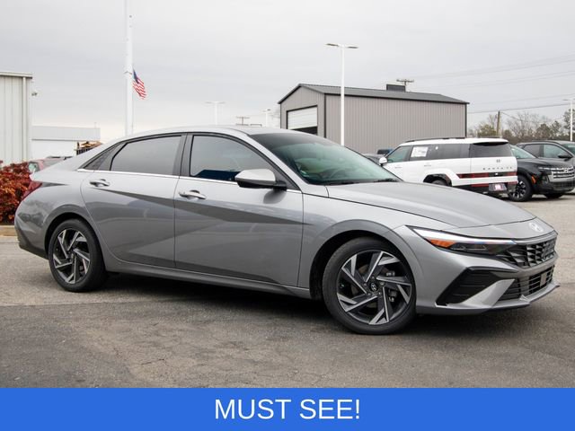 Used 2025 Hyundai Elantra SEL image 2