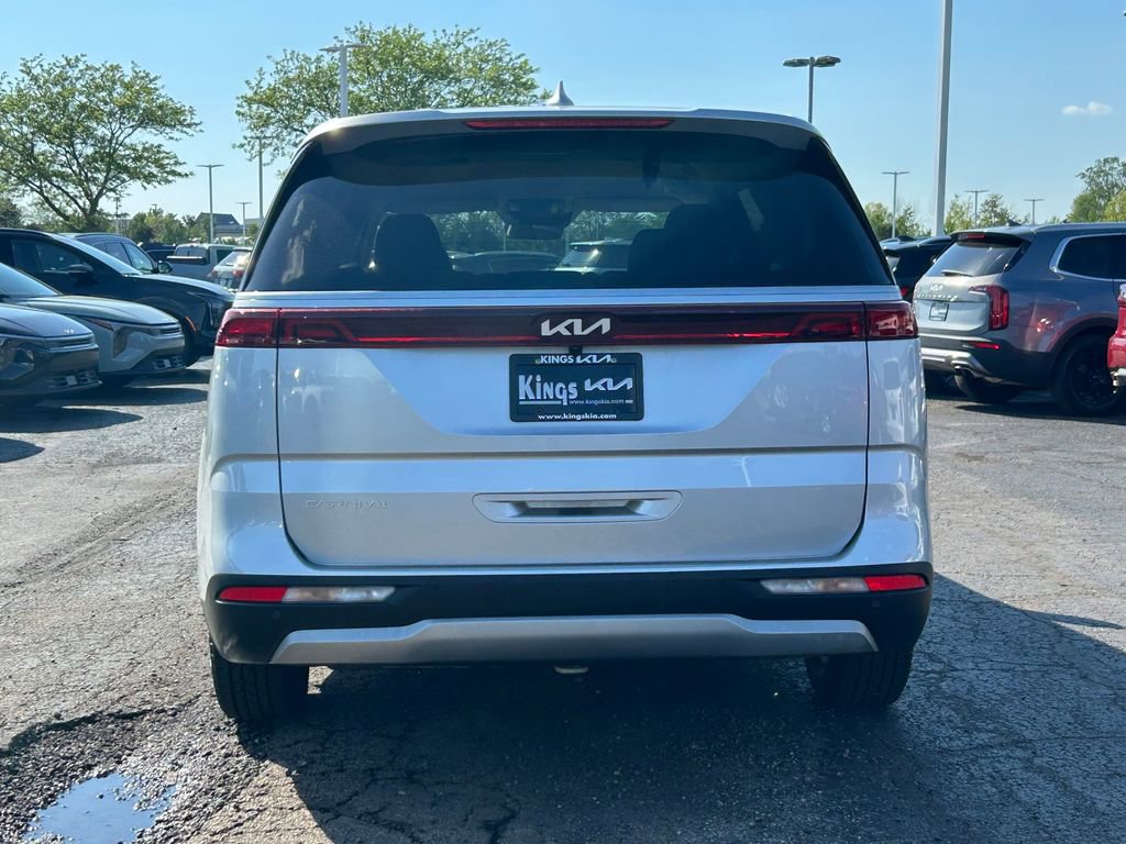 Used 2023 Kia Carnival LX FWD image 6
