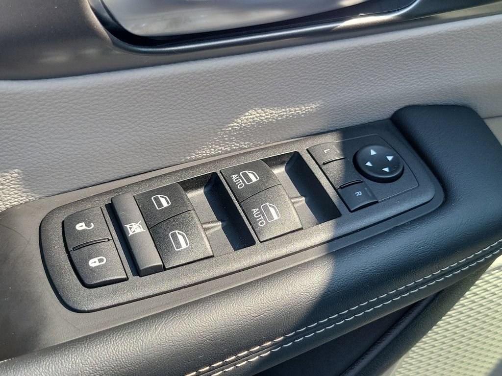 Certified 2024 Chrysler Pacifica Touring-L FWD image 18