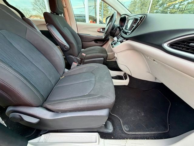 Used 2023 Chrysler Voyager LX image 23