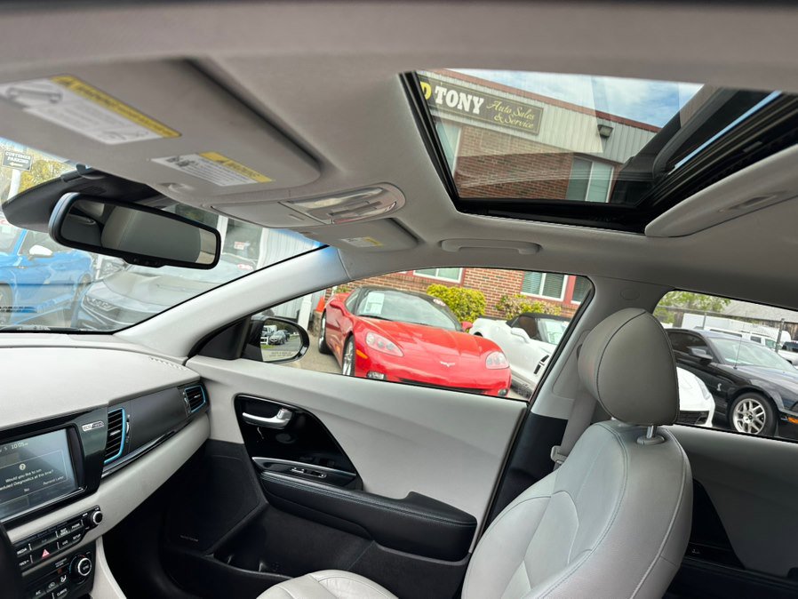 Used 2018 Kia Niro Touring FWD image 25