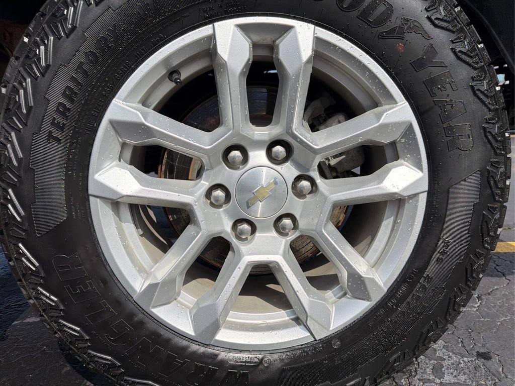 Used 2023 Chevrolet Silverado 1500 LT AWD/4WD image 23