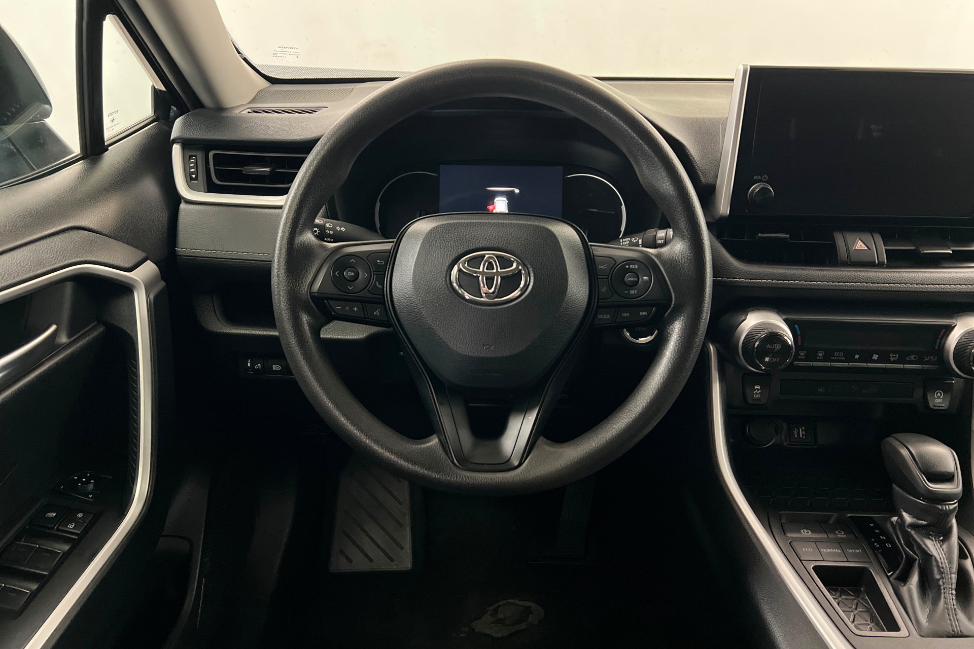 Used 2025 Toyota RAV4 XLE FWD image 13