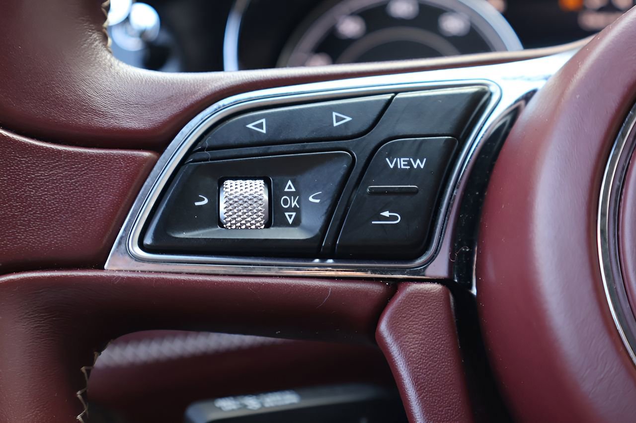 Used 2020 Bentley Bentayga image 24