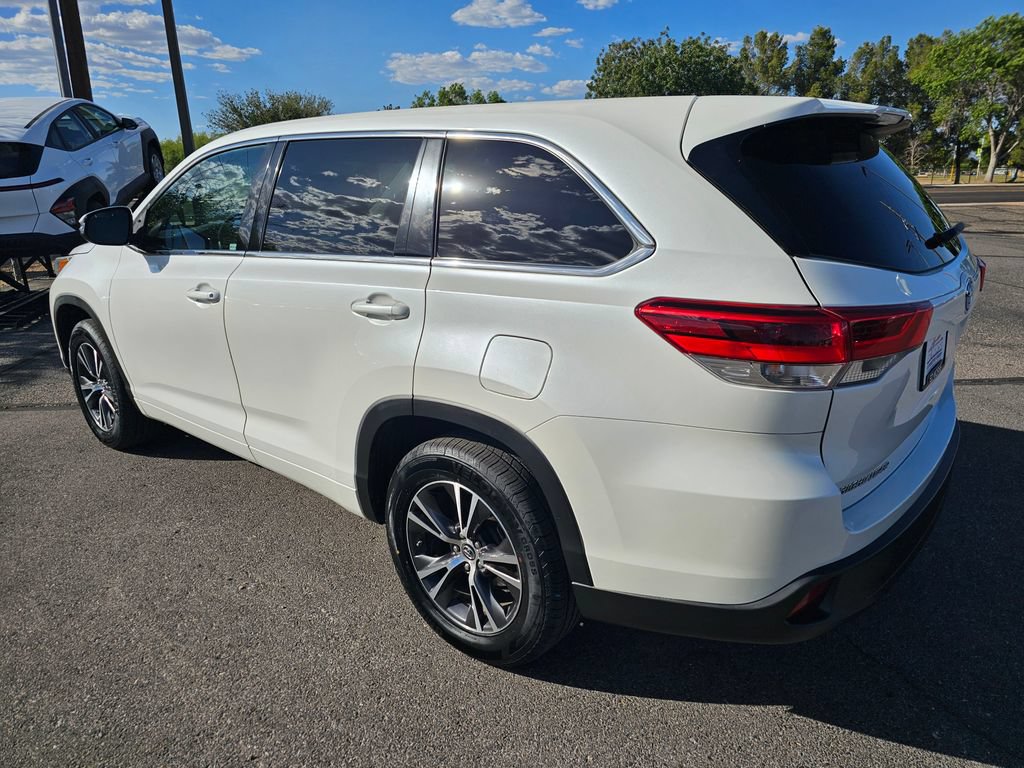 Used 2018 Toyota Highlander LE w/ Carpet Mat Package (TMS) FWD image 5