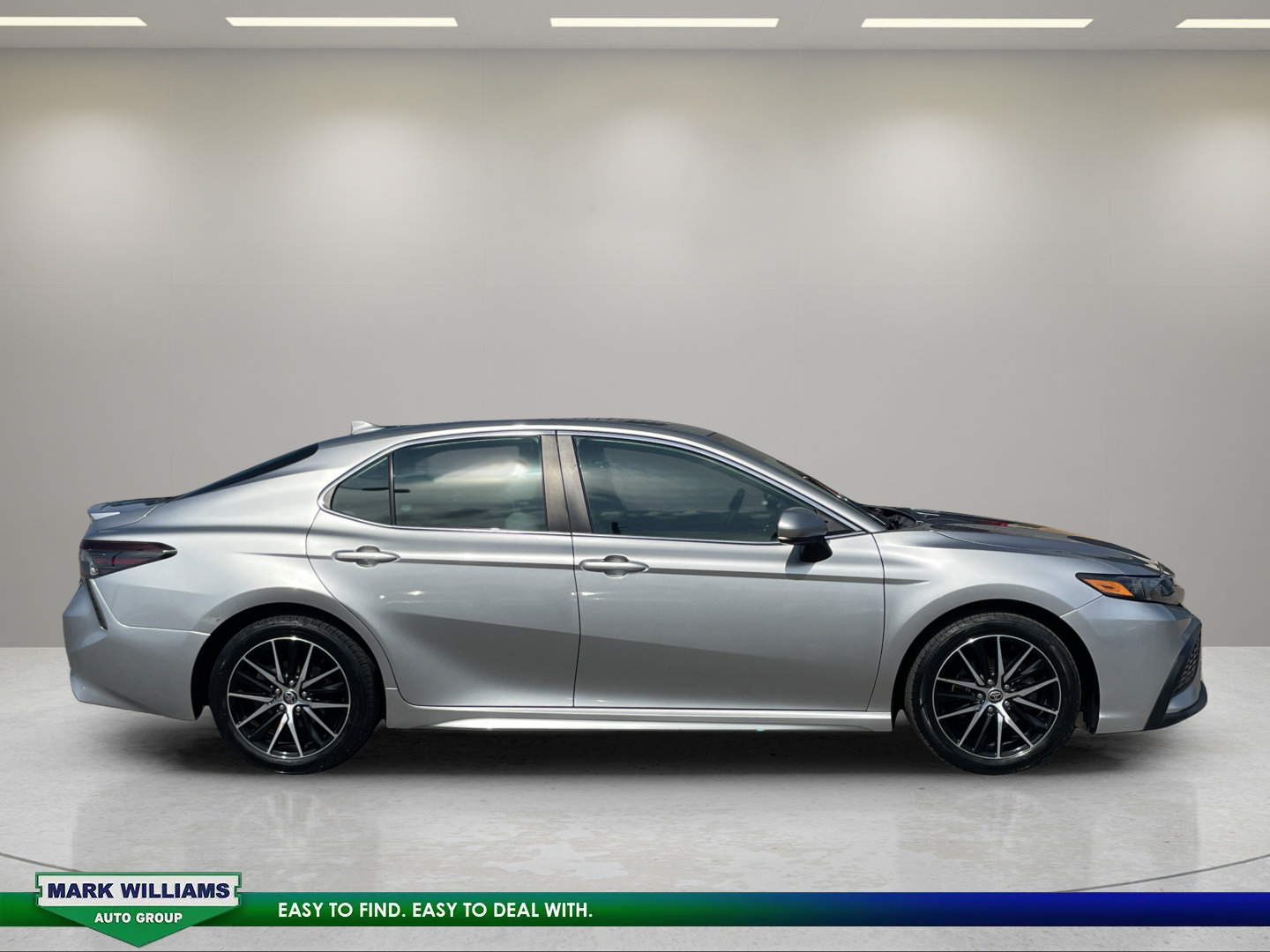 Used 2021 Toyota Camry SE FWD image 3