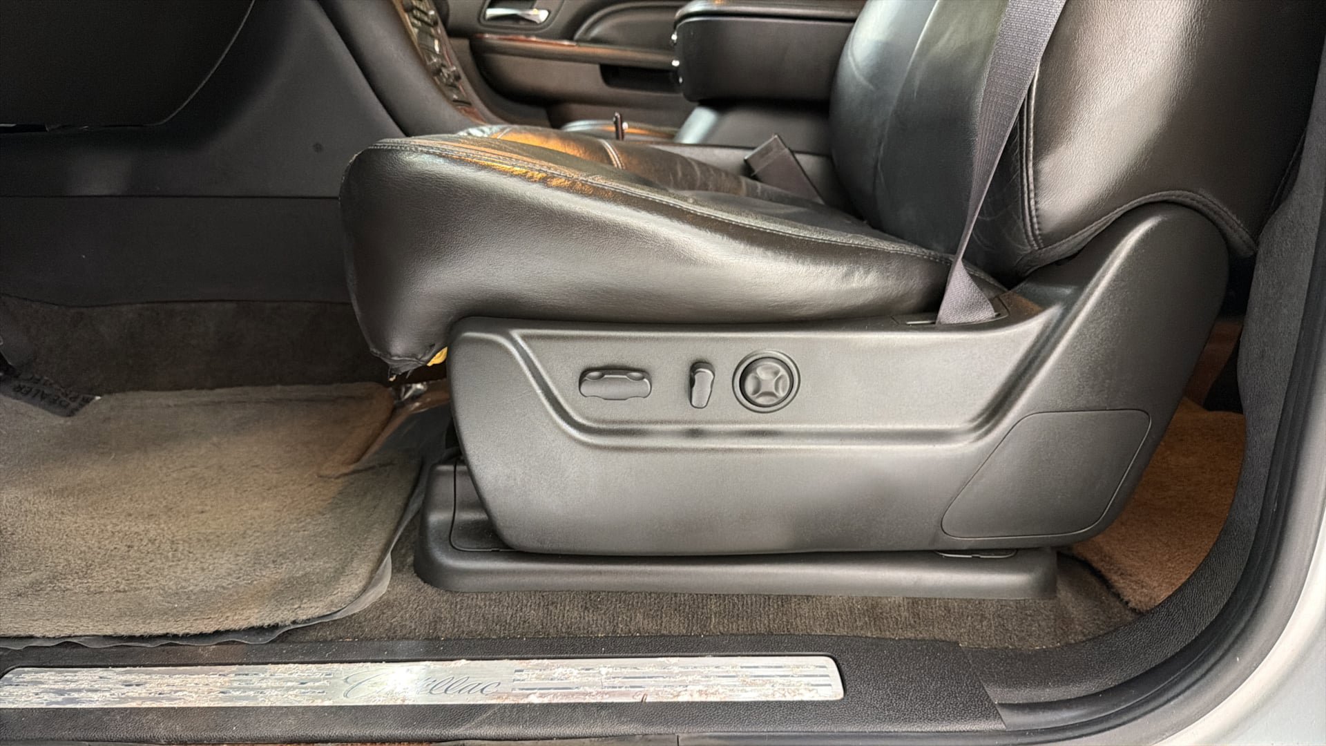 Used 2011 Cadillac Escalade ESV Luxury image 20