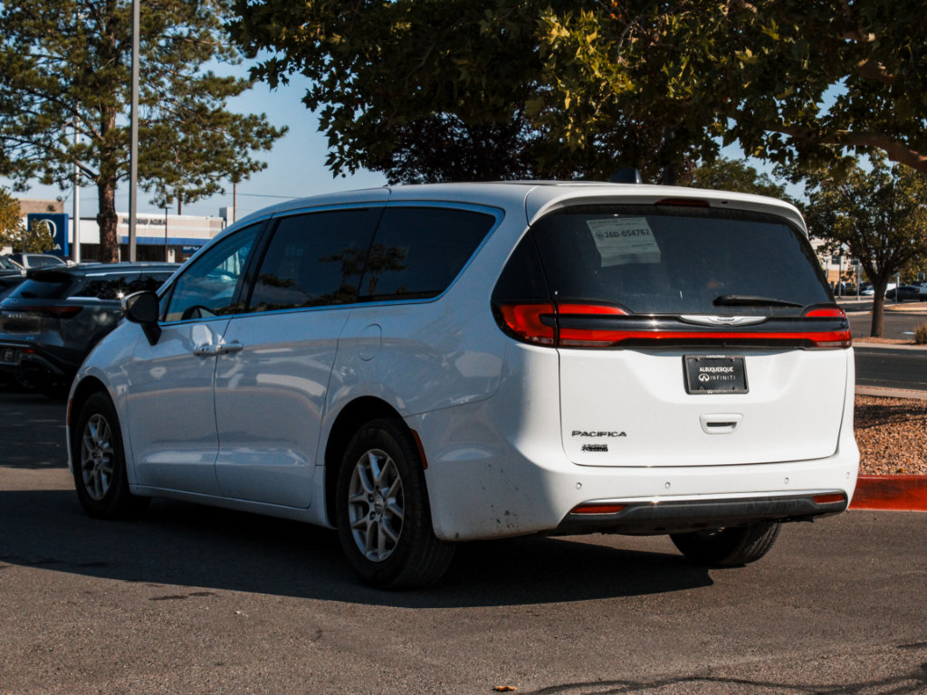 Used 2023 Chrysler Pacifica Touring-L FWD image 7