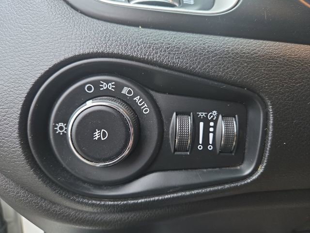 Used 2018 Jeep Renegade Latitude image 18