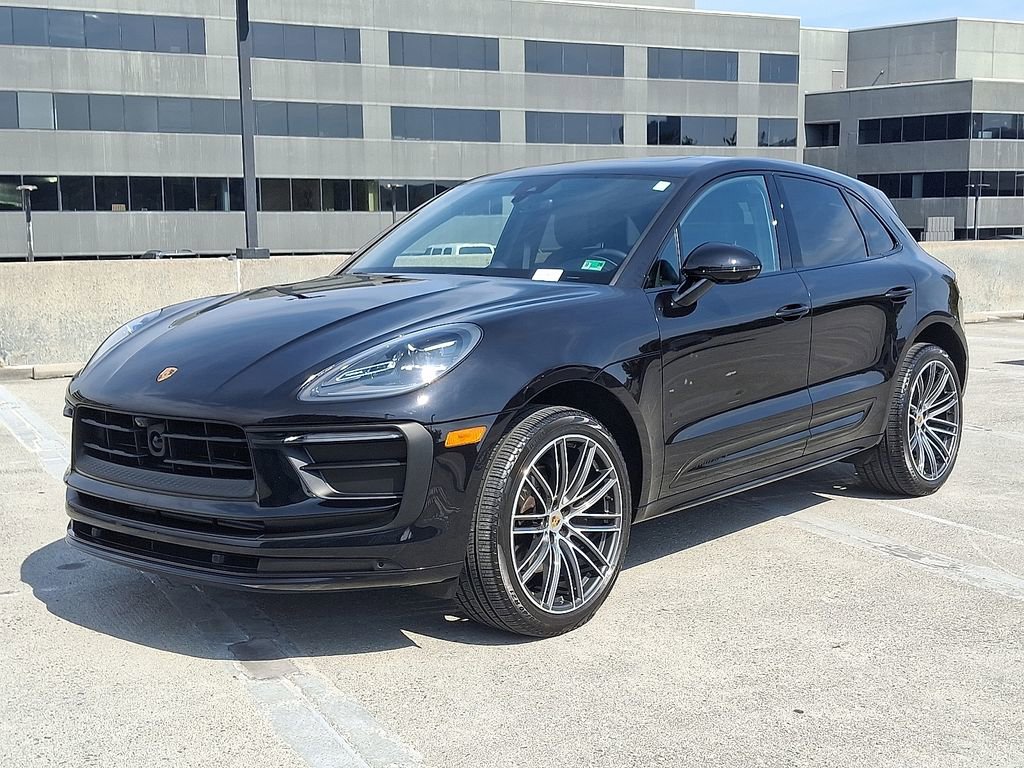 Certified 2025 Porsche Macan image 1