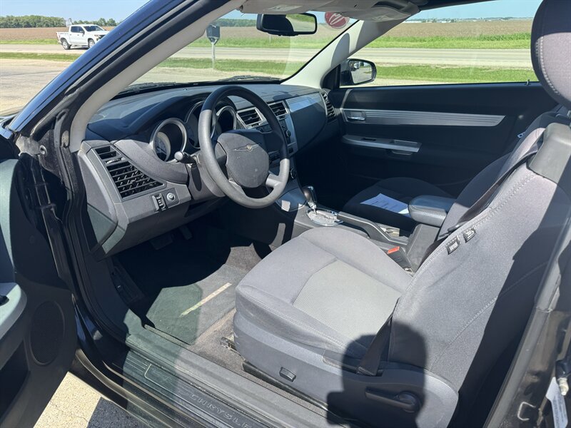 Used 2009 Chrysler Sebring Touring w/ Electronics Convenience Group FWD image 7