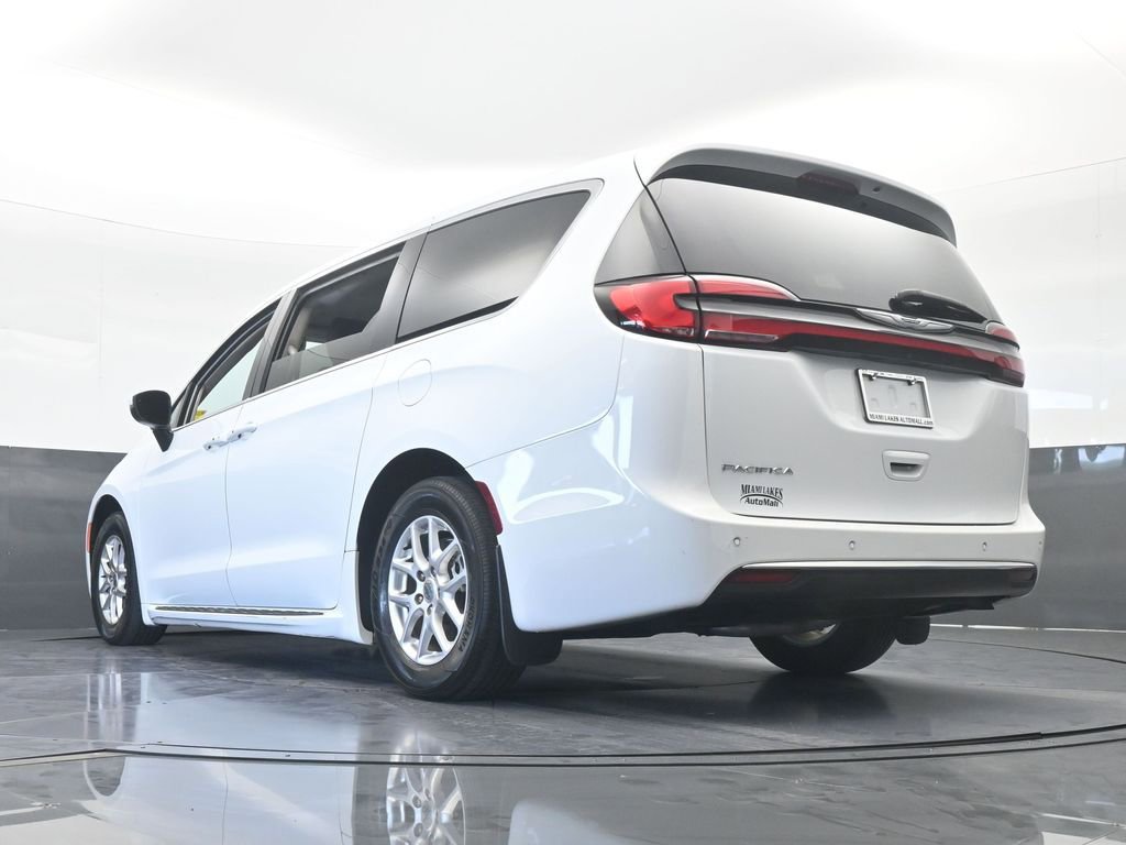 Used 2023 Chrysler Pacifica Touring-L image 60
