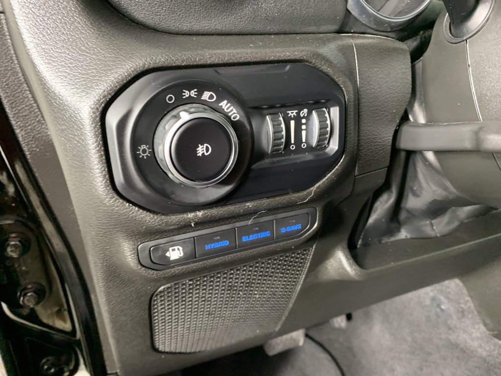 Used 2022 Jeep Wrangler Unlimited Sahara w/ Cold Weather Group image 16