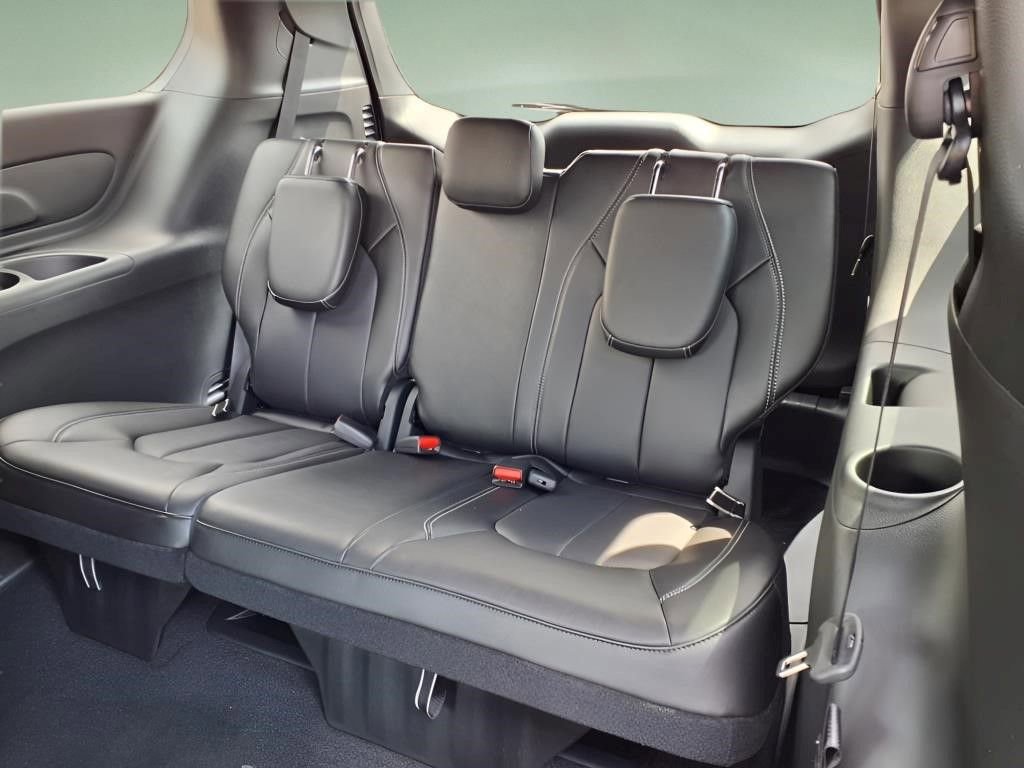 New 2025 Chrysler Pacifica Select FWD image 7