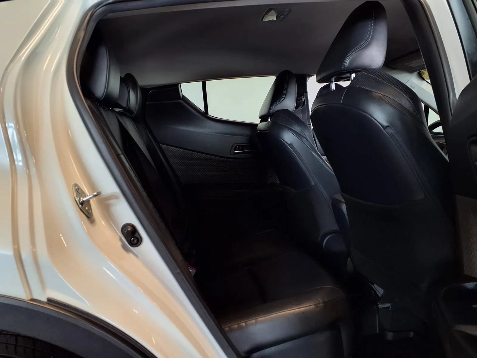 Used 2020 Toyota C-HR Limited FWD image 8