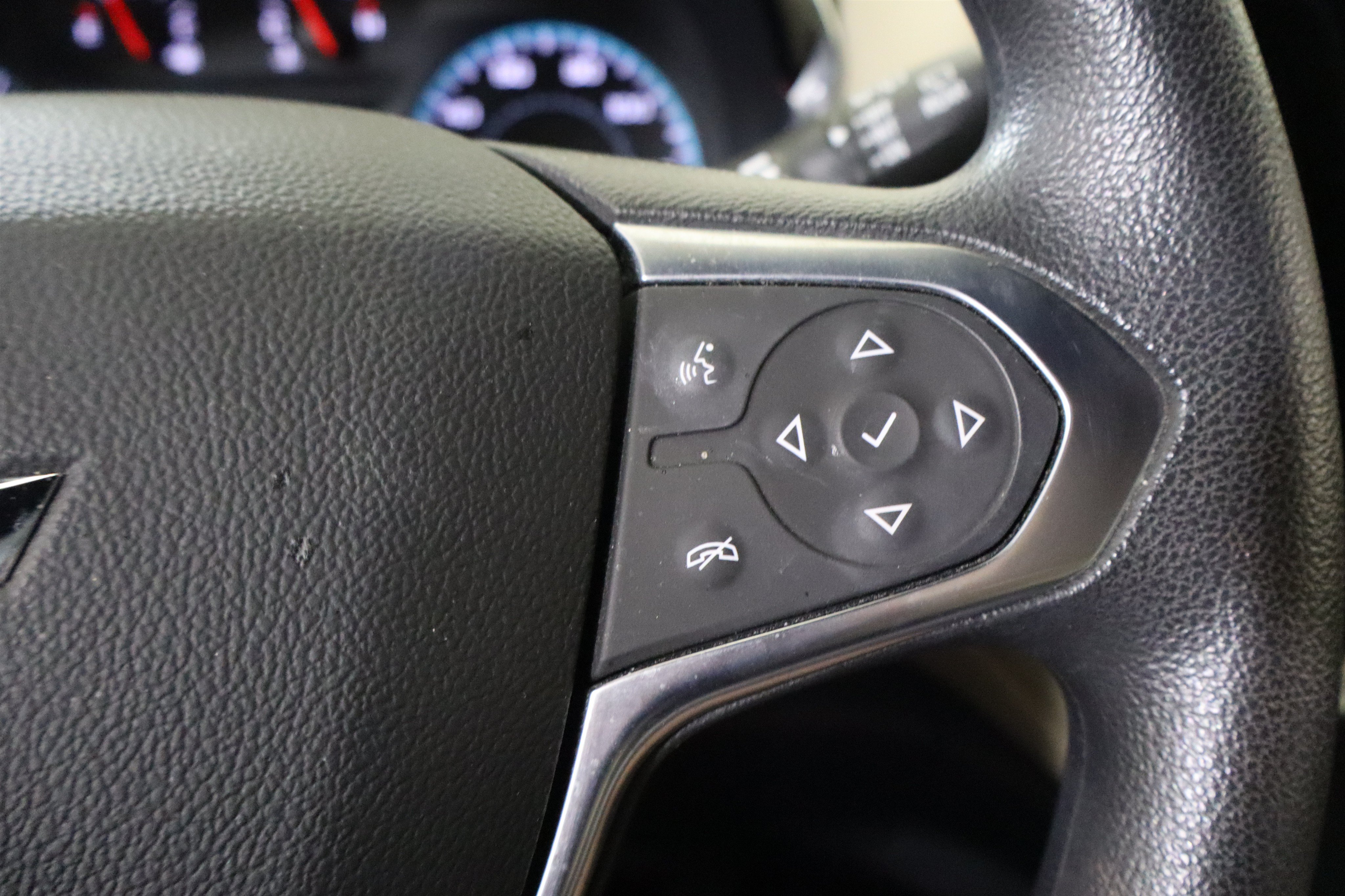 Used 2023 Chevrolet Traverse LS FWD image 28