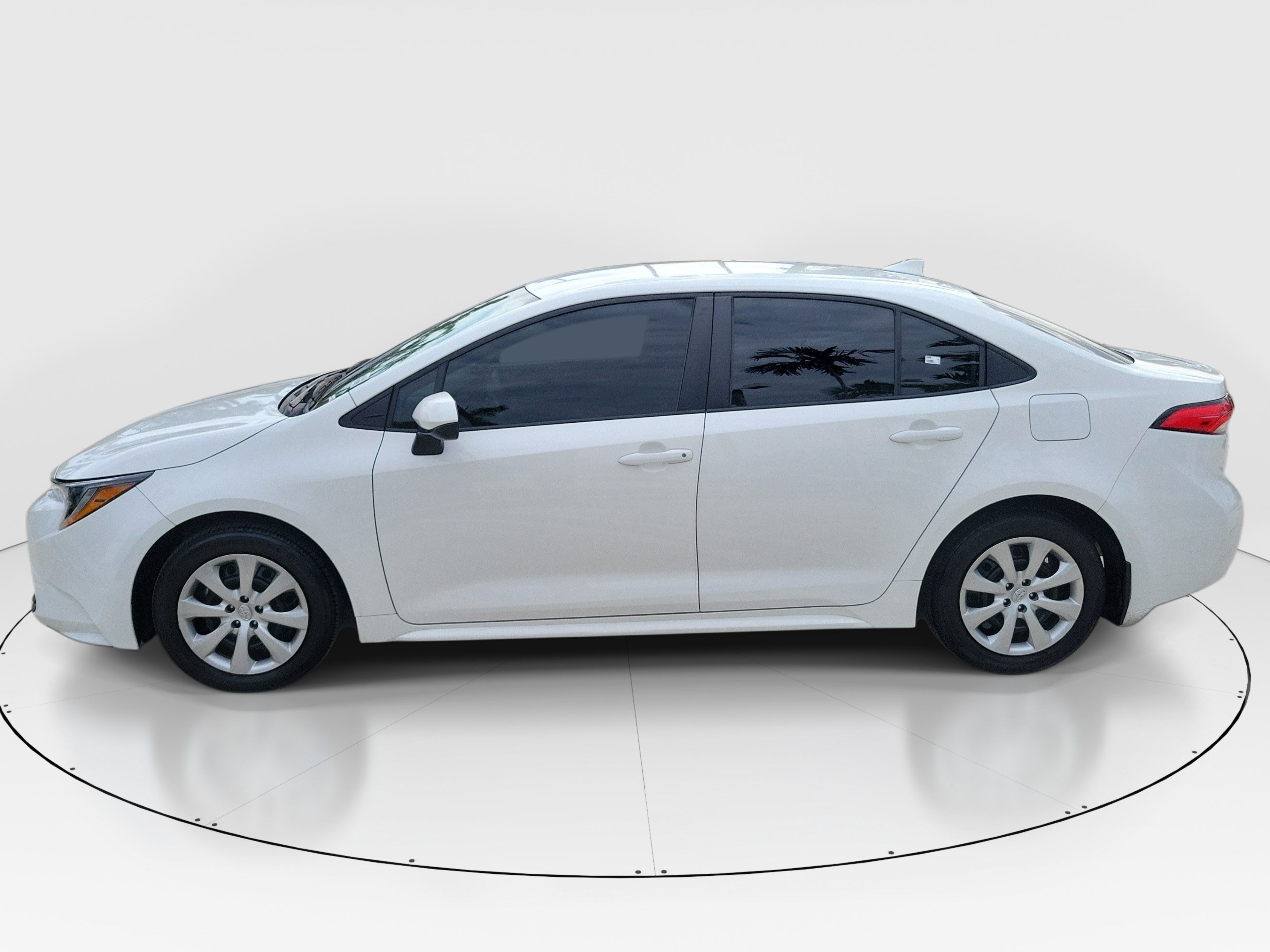 Used 2025 Toyota Corolla LE FWD image 4