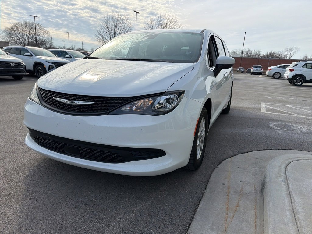 Used 2023 Chrysler Voyager LX image 1