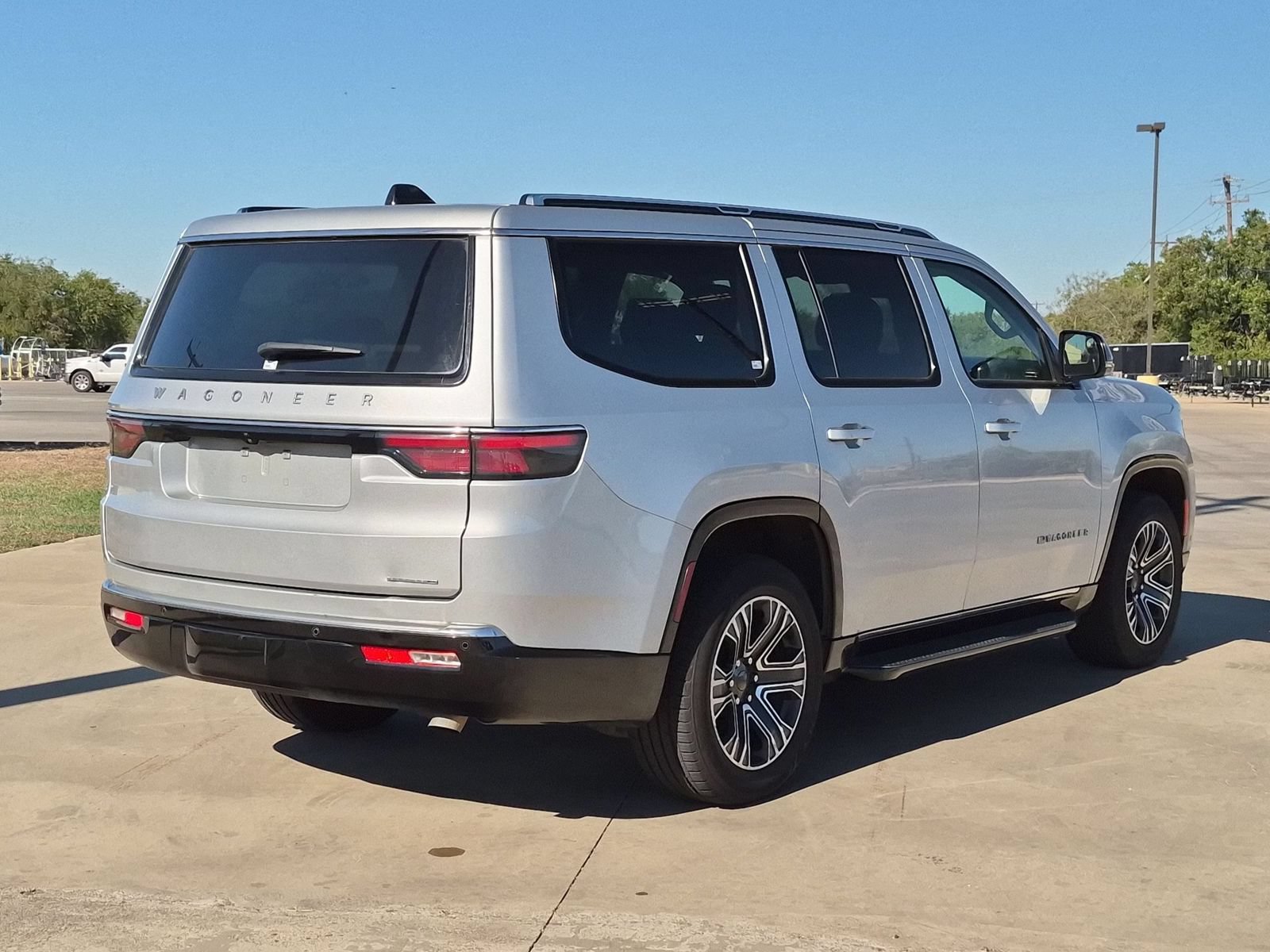 Used 2024 Jeep Wagoneer Series II w/ Flexible Seating Group RWD image 3