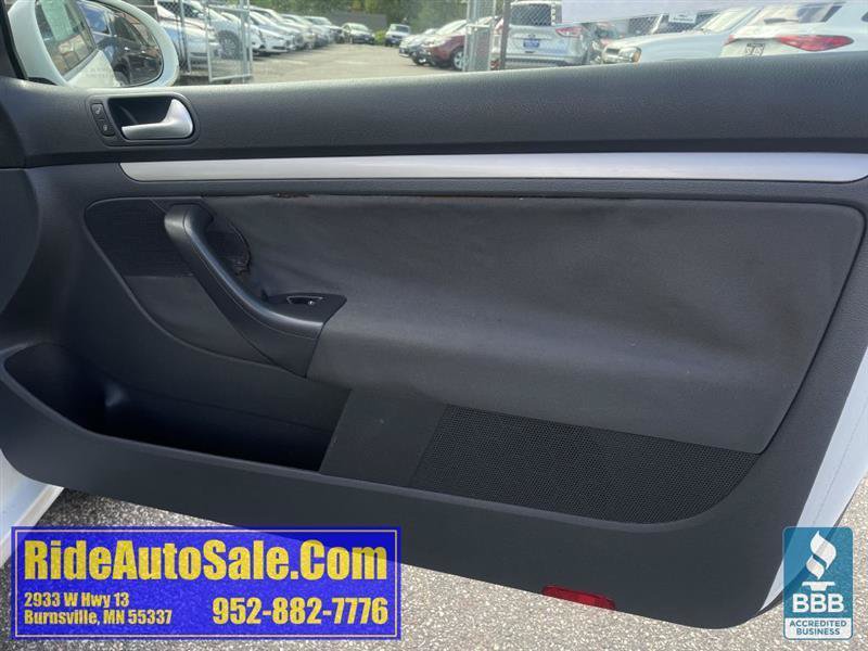 Used 2009 Volkswagen Rabbit S w/ Cold Weather Pkg FWD image 12