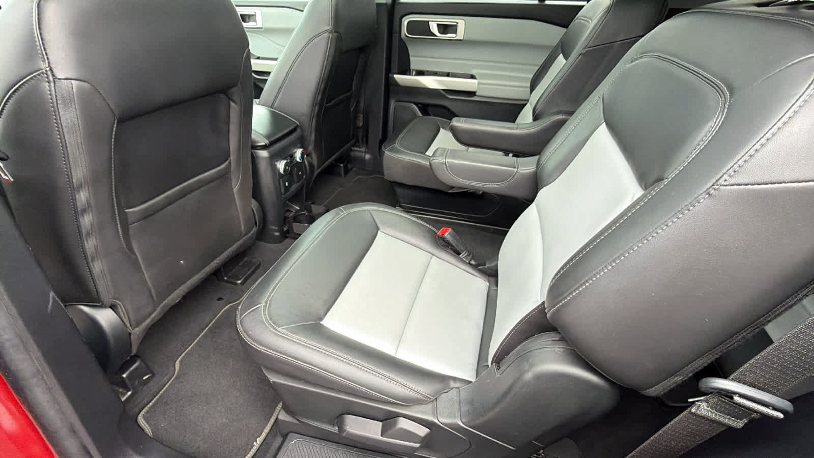 Used 2022 Ford Explorer XLT w/ Equipment Group 202A RWD image 24