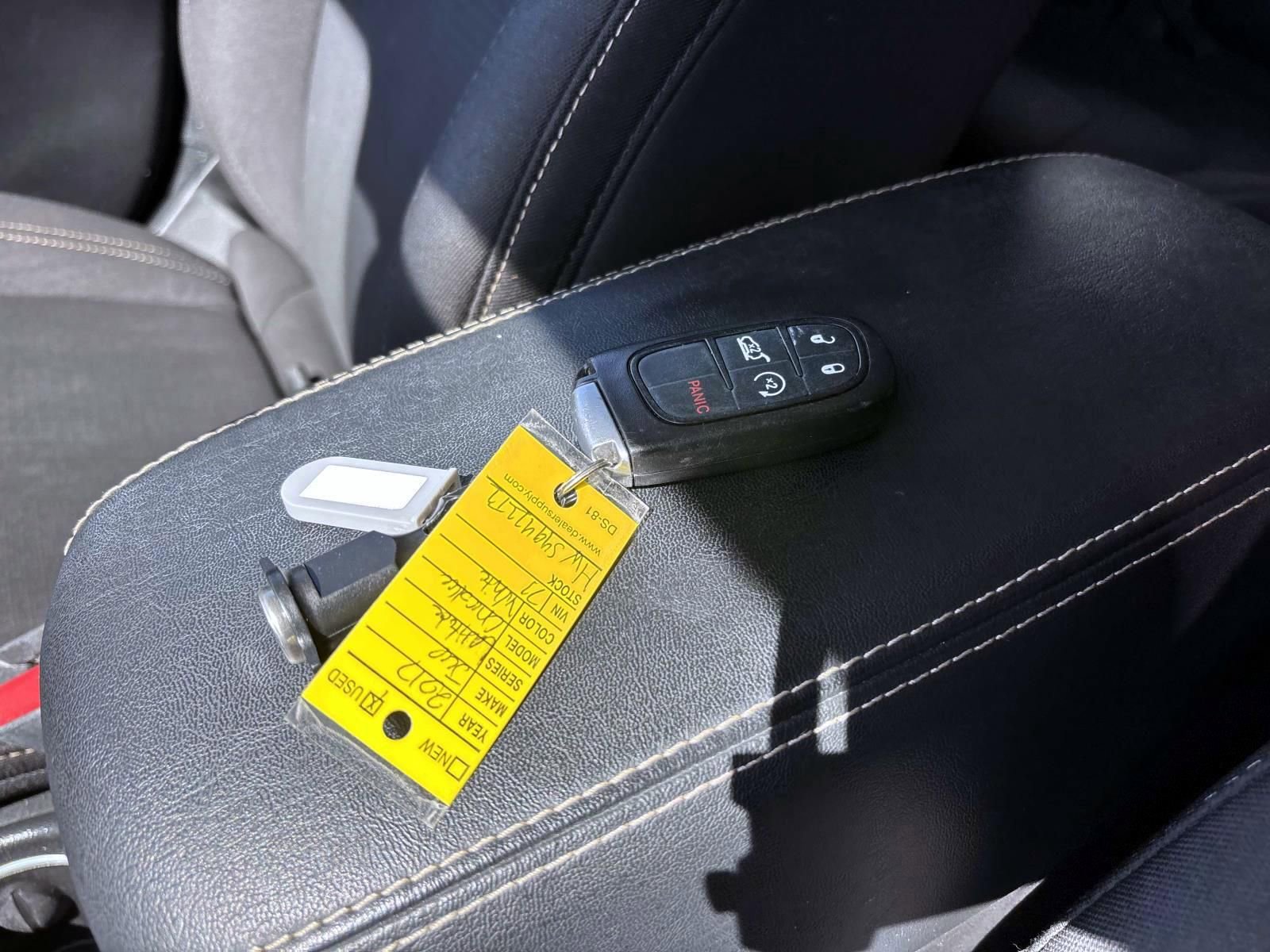 Used 2017 Jeep Cherokee Latitude w/ Comfort/Convenience Group FWD image 32