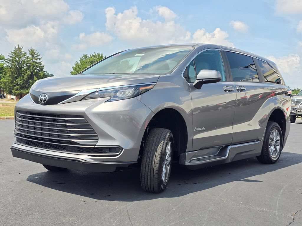 Used 2026 Toyota Sienna LE FWD image 7