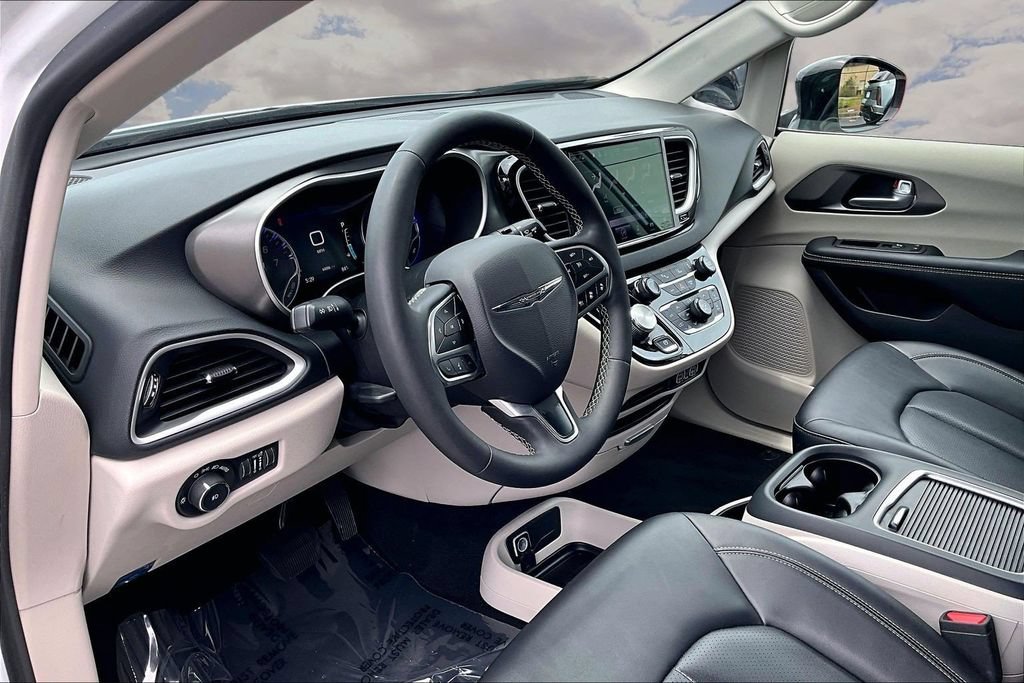 Used 2024 Chrysler Pacifica Touring-L FWD image 17