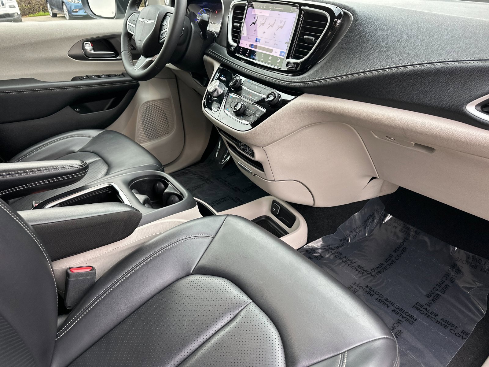 Used 2023 Chrysler Pacifica Touring-L image 16