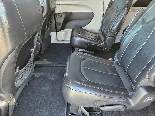 Used 2017 Chrysler Pacifica Touring-L image 17