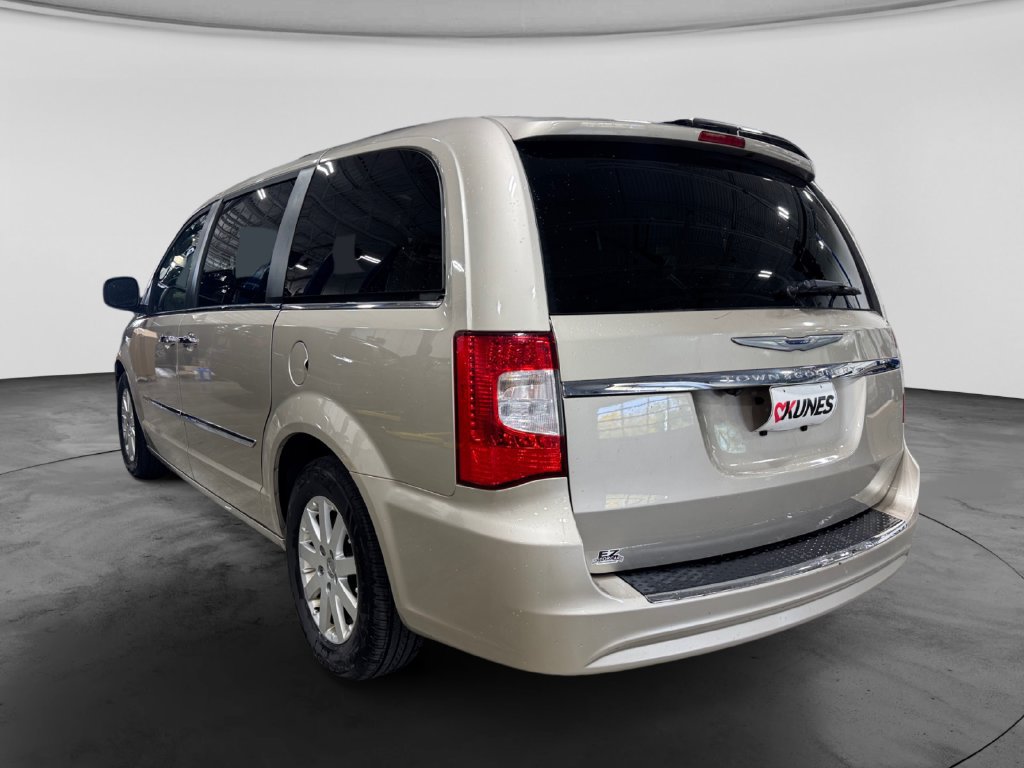 Used 2015 Chrysler Town & Country Touring w/ Driver Convenience Group FWD image 7