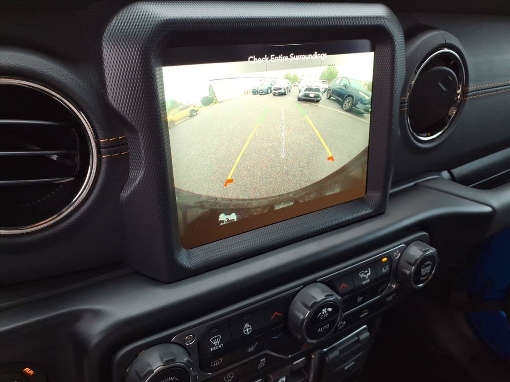 Used 2022 Jeep Wrangler Unlimited Sahara AWD/4WD image 38
