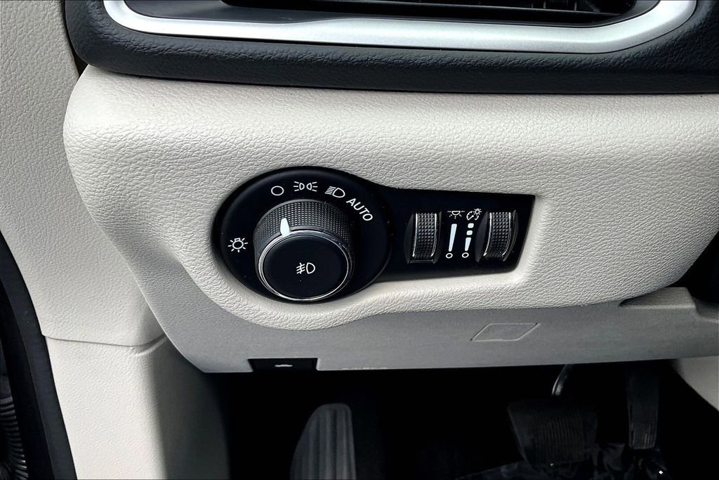 Used 2023 Chrysler Pacifica Touring-L FWD image 14