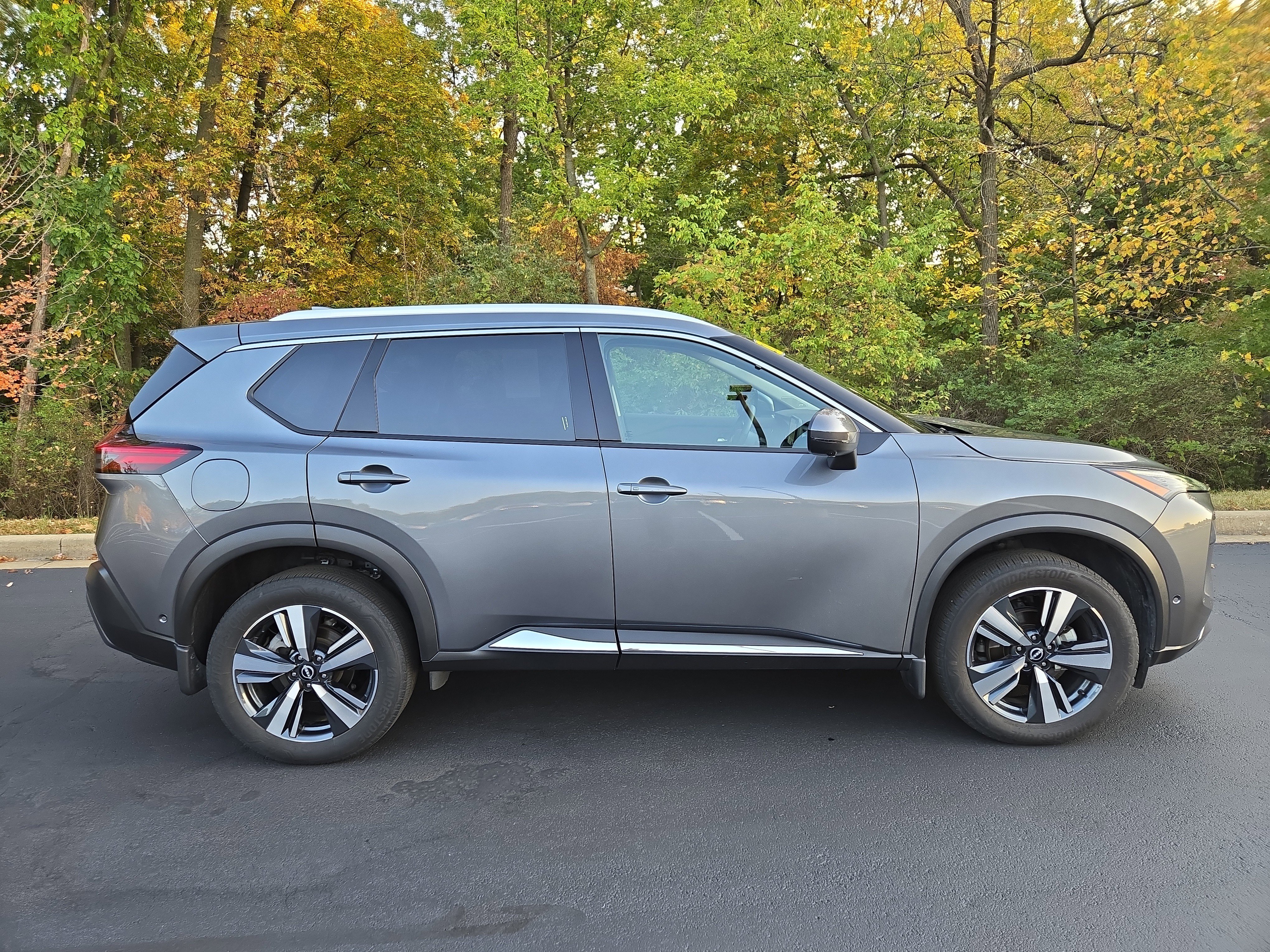 Used 2023 Nissan Rogue SL w/ SL Premium Package image 2